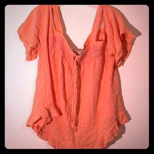 XL Eyeshadow Peach CropTop w/ Lace Embellishments